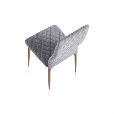 Cadeira estofada cinza com padrão em losangos e pernas em madeira castanho claro