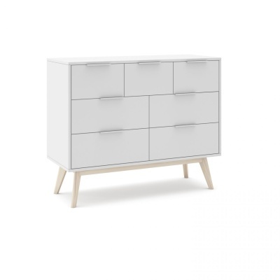 Cómoda branca com sete gavetas e pernas inclinadas de madeira clara
