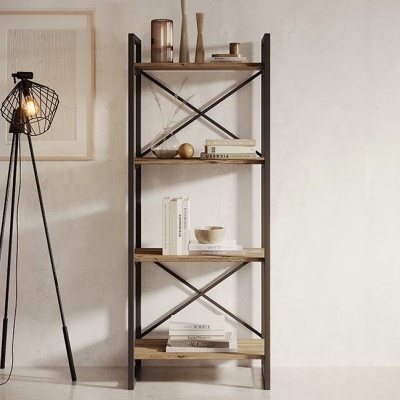 Estante de madeira clara com estrutura metálica preta e objetos decorativos