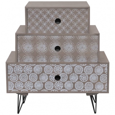 Cômoda de três gavetas castanha com padrões brancos e pés pretos