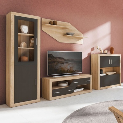 Conjunto de móveis para sala em madeira clara com painéis cinza escuro, vitrina, estante multimédia e prateleira na parede, em ambiente com parede rosa e chão claro