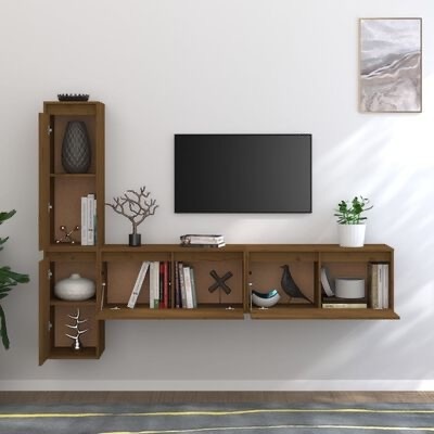 Estante de parede em madeira castanha com livros, decoração e televisão montada na parede.