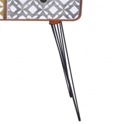 Móvel com perna em ferro preta e padrão decorativo cinza e branco