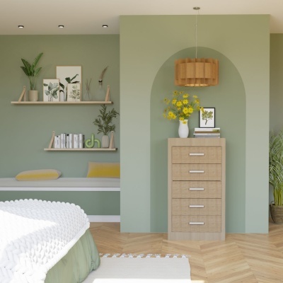 Quarto com cómoda de madeira clara, candeeiro pendente, prateleiras com plantas e livros