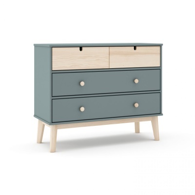 Cómoda com quatro gavetas cinza-azul e madeira clara em fundo branco