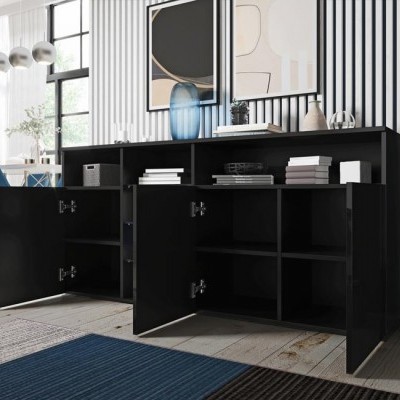 Aparador preto com portas abertas e decoração moderna