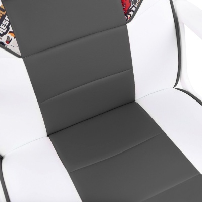 Cadeira estofada cinza, branco e com padrão gráfico colorido no encosto