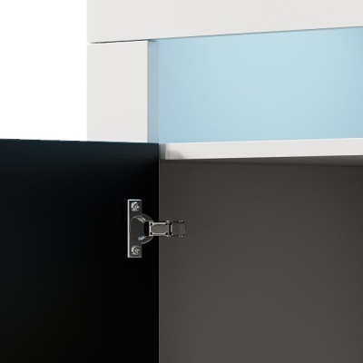 Porta de armário aberta com dobradiça metálica, gaveta azul clara e interior cinzento