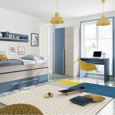 Quarto infantil com mobília branca e azul, cadeira amarela e tapete colorido