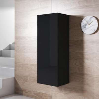 Móvel de parede preto suspenso ao lado de relógio marmoreado numa parede de madeira clara