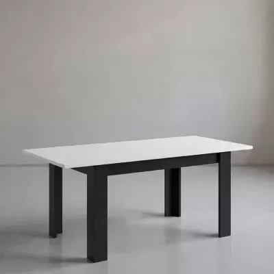 Mesa retangular branca com pernas pretas sobre piso cinzento