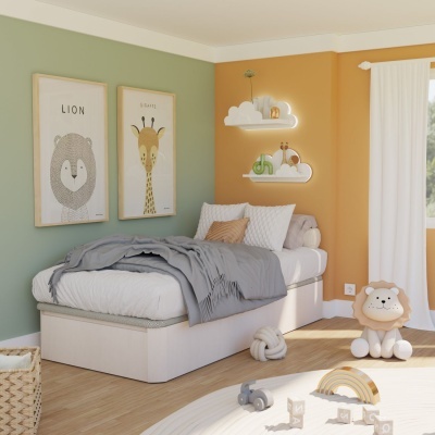 Quarto infantil com cama branca, posters de animais e prateleiras iluminadas