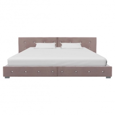 Cama de casal estofada rosa claro com colchão e almofadas brancas