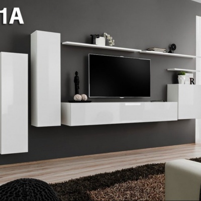 Conjunto de móveis suspensos brancos com televisão e prateleira decorativa numa sala de estar moderna