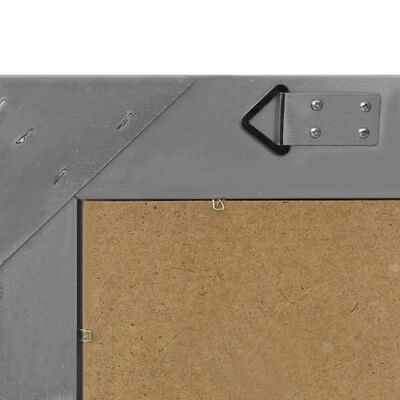 Parte traseira de quadro com moldura metálica cinzenta e apoio de madeira