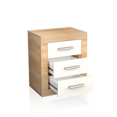 Móvel com três gavetas de madeira clara e branco com puxadores metálicos