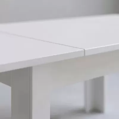 Mesa extensível branca com tampo e pernas quadradas num ambiente minimalista
