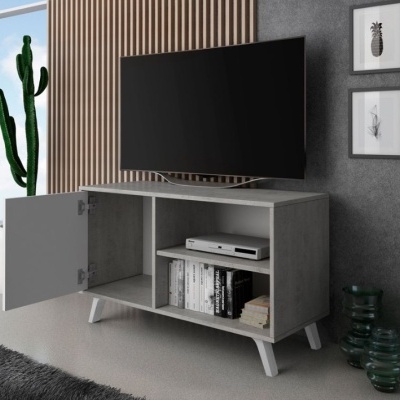 Móvel de televisão cinzento com porta aberta, televisão preta e decoração com cactus e quadros