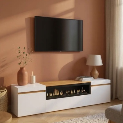 Móvel TV branco com tampo madeira, TV preta na parede terracota, vaso castanho, vela, lareira decorativa, lâmpada de mesa e cortina bege
