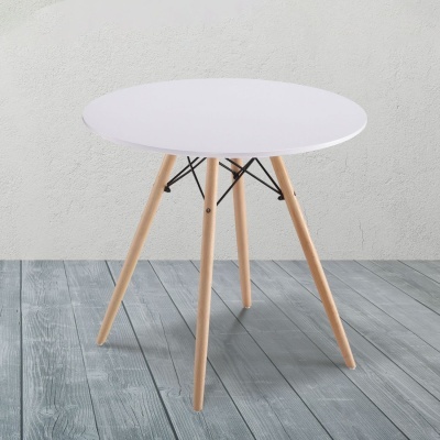 Mesa redonda branca com pernas de madeira clara e estrutura metálica preta