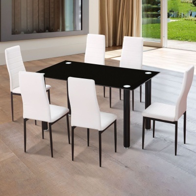Conjunto de mesa preta com seis cadeiras brancas numa sala com chão claro e jardim visível