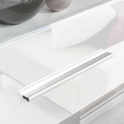 Puxador metálico prateado montado em superfície branca brilhante