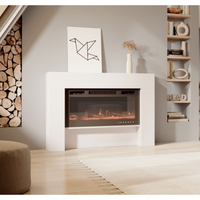 Lareira elétrica moderna branca com decoração minimalista e arrumação de lenha ao lado