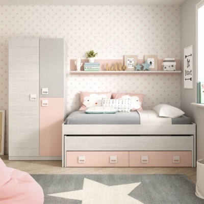 Quarto infantil com cama branca e gavetas cor-de-rosa, almofadas decorativas, armário em branco, cinzento e rosa, papel de parede com padrão rosa e prateleira decorativa