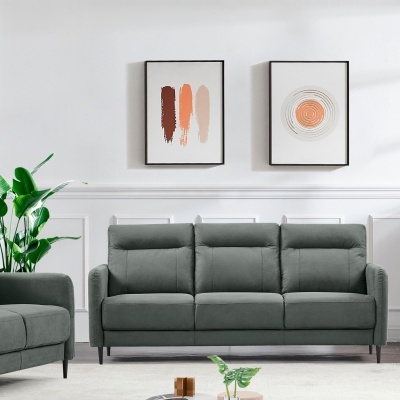 Sofá cinzento escuro de três lugares numa sala com paredes brancas e duas pinturas abstratas.