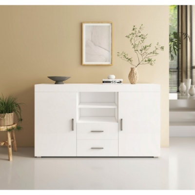 Aparador branco com portas e gavetas, decorado e ambiente minimalista