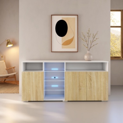 Aparador branco com portas em madeira clara, prateleiras iluminadas, vaso decorativo e quadro abstrato na parede