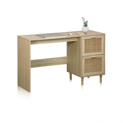 Secretária em madeira clara com gavetas em vime e objetos em cima