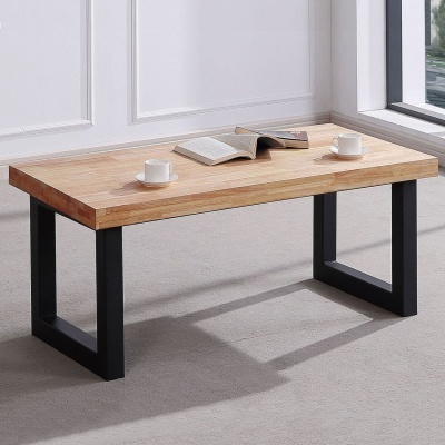 Mesa de centro retangular de madeira e metal com duas chávenas e um livro aberto