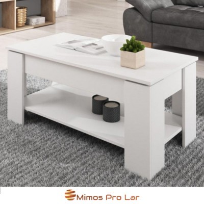 Mesa de centro branca com prateleira inferior, vasos decorativos e planta, sobre tapete cinzento