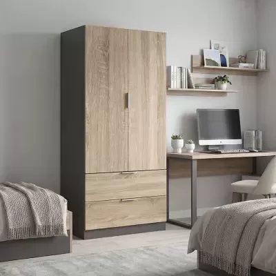 Quarto com armário de madeira clara, cama cinza, secretária com computador e prateleiras com livros