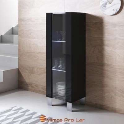 Móvel alto preto com porta de vidro e prateleiras internas
