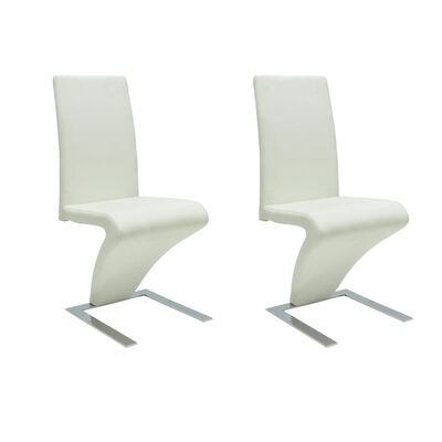 Duas cadeiras modernas estofadas em couro branco com estrutura metálica em forma de Z.