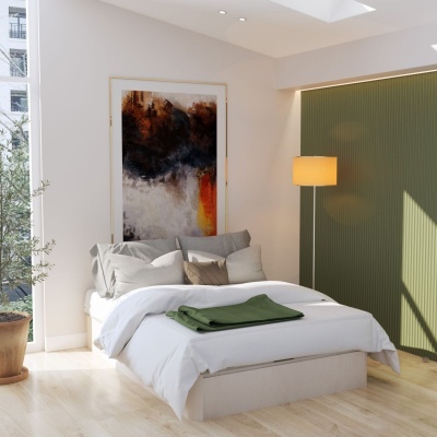 Quarto com cama branca e acessórios cinzentos e verdes, candeeiro de pé amarelo e quadro abstracto na parede