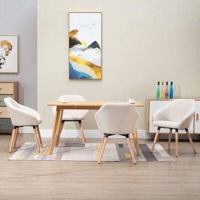 Conjunto de mesa de jantar com quatro cadeiras creme e tapete geométrico em sala decorada