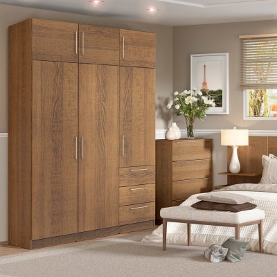 Guarda-roupa de madeira castanha com três portas e três gavetas