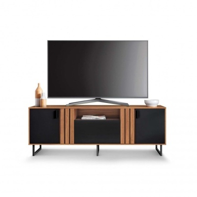 Móvel de TV em madeira clara com portas pretas e televisor grande