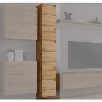 Móvel alto de madeira clara com textura natural numa parede branca