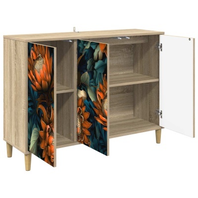 Armário de madeira clara com portas decoradas com padrão floral e uma porta branca aberta
