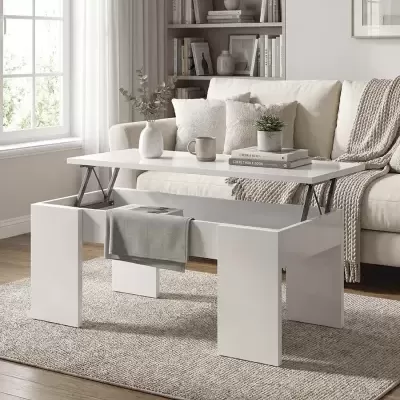 Mesa de centro branca de madeira com tampo elevatório numa sala de estar moderna.