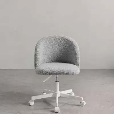 Cadeira de escritório giratória cinzenta com base branca e rodas.
