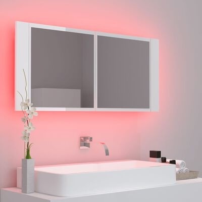 Espelho casa banho com luz LED rosa, lavatório branco e acessórios