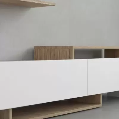 Móvel de TV com madeira clara e gavetas brancas em ambiente minimalista