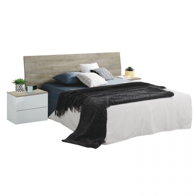 Cama de casal com cabeceira de madeira, roupa de cama branca e azul, manta preta e mesas-de-cabeceira brancas.