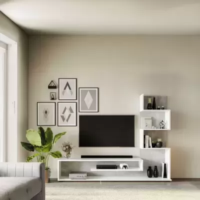 Móvel de TV branco e cinza com decoração moderna e quadros geométricos na parede cinza