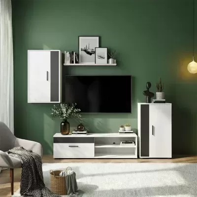 Conjunto de móveis para sala com armários branco e cinza, prateleira, plantas e TV num ambiente com parede verde e cadeira cinza
